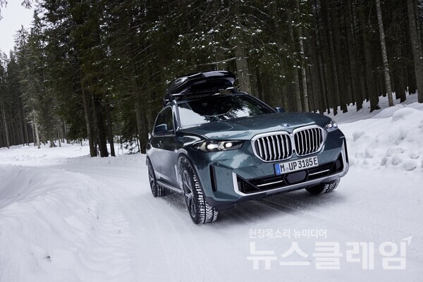 BMW 그룹 코리아(대표 한상윤)는 내달 31일까지 BMW 및 MINI 고객을 대상으로 겨울용 오리지널 휠·타이어 세트 사전예약을 실시한다고 5일 밝혔다. BMW 그룹 코리아 제공