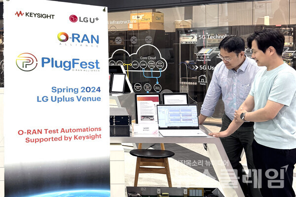 LG유플러스 마곡사옥에서 키사이트 직원들이 오픈랜 시험 자동화 기능을 실증하고 있다. LG유플러스 제공