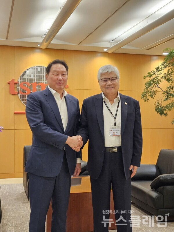 최태원 SK 그룹 회장(왼쪽)과 TSMC 웨이저자 회장이 6일 대만 타이베이 TSMC 본사에서 기념 촬영을 하고 있다. SK그룹 제공