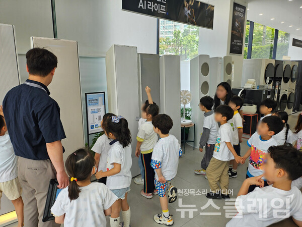 삼성스토어 강서점에서 유치원생들이 비스포크 무풍에어컨을 체험하고 있다. 삼성스토어 제공