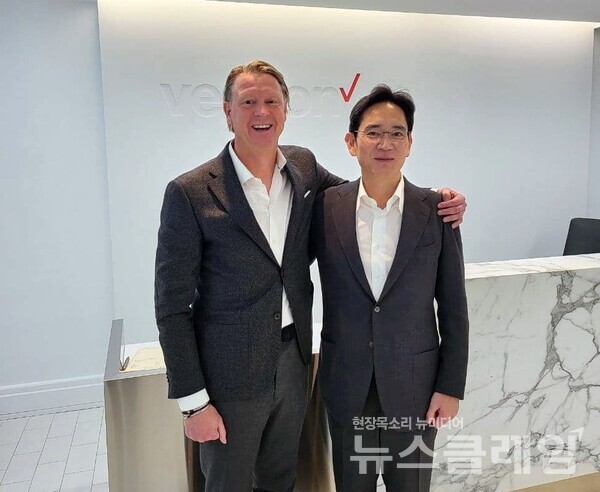 2021년 11월 이재용 당시 삼성전자 부회장이 버라이즌 본사를 방문해 한스 베스트베리 CEO와 기념촬영하고 있다. 삼성전자 제공