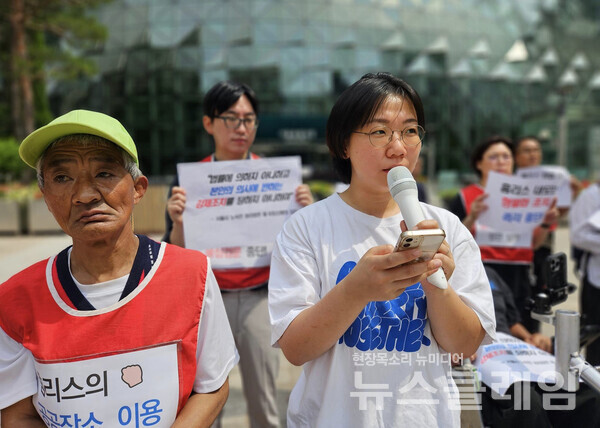 7일 오전 서울시청 앞에서 열린 '2024 홈리스 인권(형벌화) 실태조사 결과 발표 및 사회적 약자의 공공장소 이용 권리 확대 요구 기자회견'. 사진=빈곤사회연대