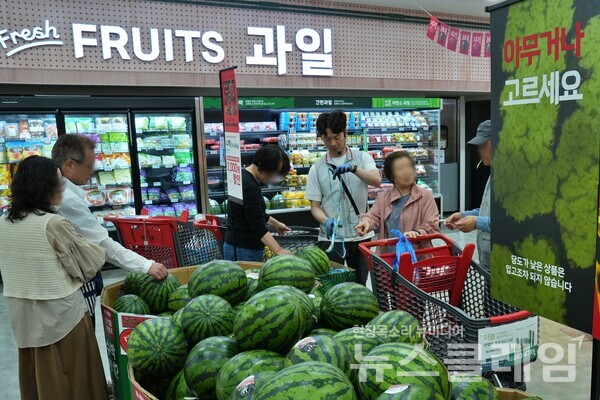 롯데마트 의왕점 레드페스티벌 행사기간 수박 매장 전경. 롯데쇼핑 제공