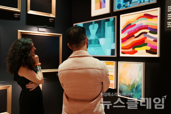 스위스 바젤에서 열리는 세계 최대 규모 예술 박람회 '아트 바젤 인 바젤 2024'에서 삼성전자 '더 프레임'을 살펴보고 있다. 삼성전자 제공