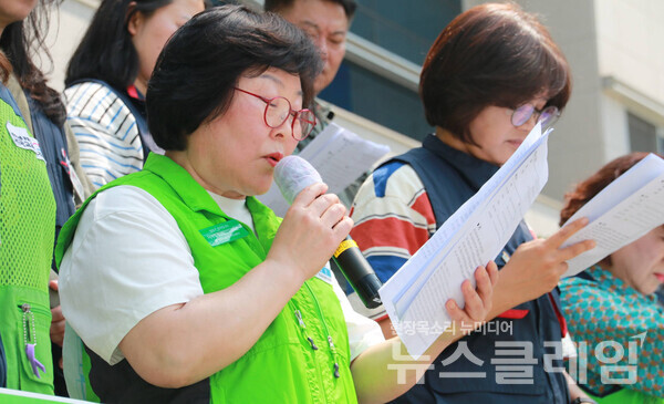 11일 오전 대구시교육청 본관 앞에서 열린 '폭염 대비 근본적인 대책 마련 촉구 기자회견'. 사진=민주노총 대구본부