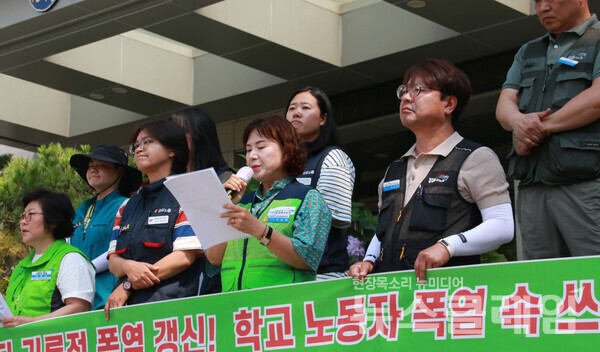 11일 오전 대구시교육청 본관 앞에서 열린 '폭염 대비 근본적인 대책 마련 촉구 기자회견'. 사진=민주노총 대구본부