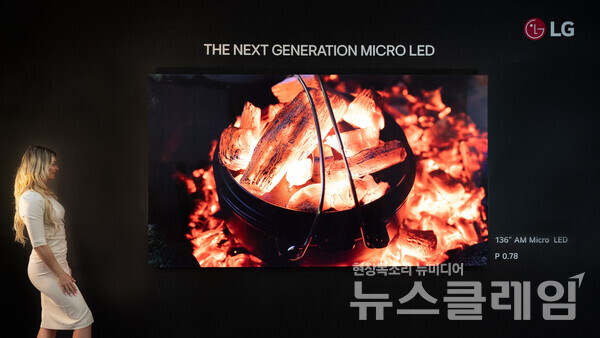 LG전자가 12일(현지시간)부터 사흘간 美 라스베이거스에서 열리는 상업용 디스플레이 전시회 '인포콤 2024'에 참가한다. 이번 전시회에 처음 공개된 LG전자의 차세대 마이크로 LED는 생산 과정과 화질 알고리즘에 모두 인공지능(AI)을 적용해 압도적인 화질을 보여준다. LG전자 제공