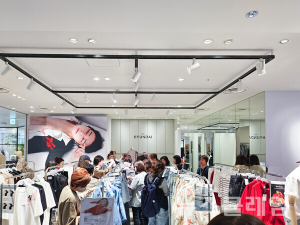 일본 도쿄 파르코 시부야점에서 진행 중인 더현대 글로벌 ‘노이스’ 팝업스토어에서 고객들이 상품을 구경하고 있다. 현대백화점그룹 제공