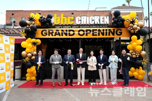 bhc치킨(대표 송호섭)은 LA에 미국 세 번째 매장이자 직영 2호점인 ‘채프먼 플라자점’을 오픈했다고 12일 밝혔다. bhc치킨 제공