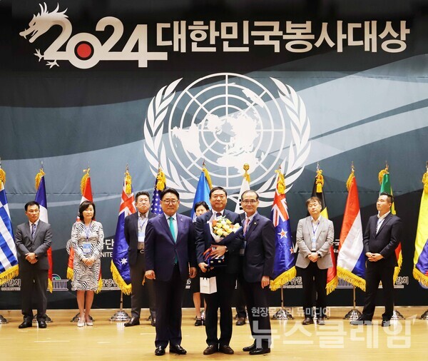 오리온은 이승준 대표이사가 ‘2024 상반기 대한민국 봉사 대상 시상식’에서 대한민국 봉사 대상을 비롯해 기관장상, 아름다운 대한국인상 등 3개 부문에서 수상했다고 12일 밝혔다. 오리온 제공