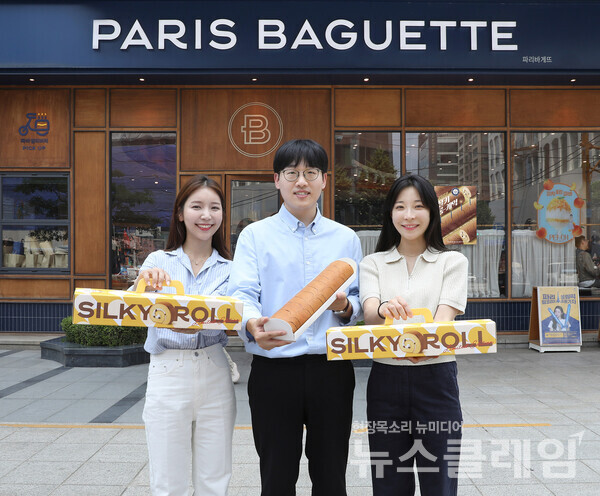 SPC(회장 허영인) 파리바게뜨가 스테디셀러 제품 ‘실키롤케익’의 기네스월드레코드 등재 4주년을 기념해 기존 제품 대비 2배가량 길어진 ‘1988 실키롱(Long)케익’을 한정판으로 출시한다. SPC 파리바게뜨 제공