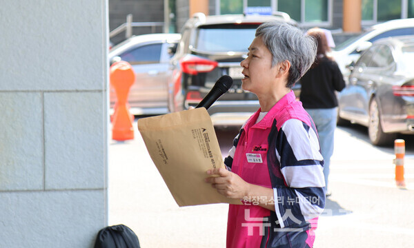 12일 오전 제주도교육청 앞에서 열린 '학교비정규직노동자 총궐기 대회 선포 기자회견'. 사진=민주노총 제주본부