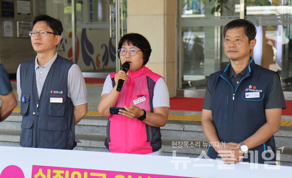 12일 오전 제주도교육청 앞에서 열린 '학교비정규직노동자 총궐기 대회 선포 기자회견'. 사진=민주노총 제주본부