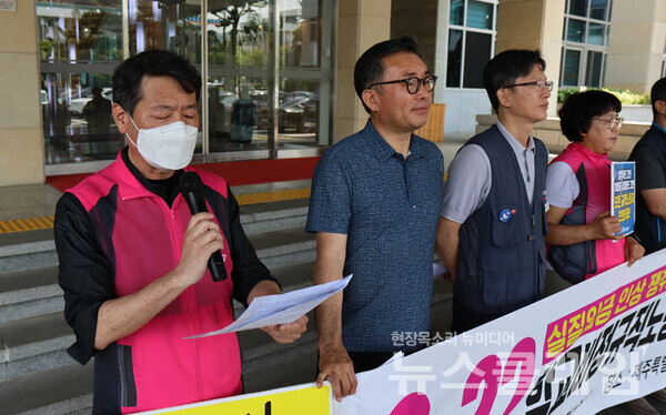 12일 오전 제주도교육청 앞에서 열린 '학교비정규직노동자 총궐기 대회 선포 기자회견'. 사진=민주노총 제주본부