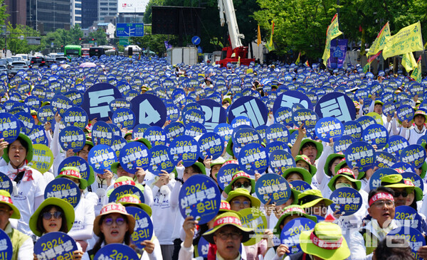 12일 오후 서울 광화문 동화면세점 앞에서 열린 '2024 보건의료노조 총력투쟁 결의대회'. 사진=보건의료노조