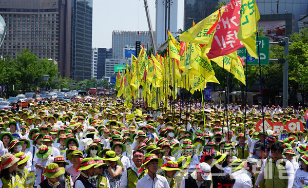 12일 오후 서울 광화문 동화면세점 앞에서 열린 '2024 보건의료노조 총력투쟁 결의대회'. 사진=보건의료노조