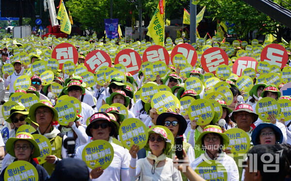 12일 오후 서울 광화문 동화면세점 앞에서 열린 '2024 보건의료노조 총력투쟁 결의대회'. 사진=보건의료노조