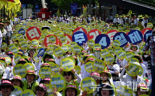 12일 오후 서울 광화문 동화면세점 앞에서 열린 '2024 보건의료노조 총력투쟁 결의대회'. 사진=보건의료노조