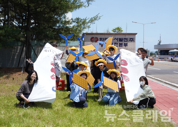 당진환경운동연합, 기후위기충남행동, 석탄을넘어서 등은 13일 오전 당진화력 정문 앞에서 기자회견을 열고 가장 많은 석탄발전소가 자리한 충남이 혼소 전환을 취소하고 조기 탈석탄을 달성할 것을 요구했다. 사진=환경운동연합