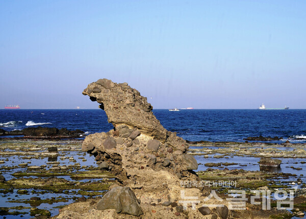 과거 청어가 자주 뭍으로 밀려와 까꾸리 (갈퀴)로 긁어 담았다고 해서 까꾸리개라는 지명을 얻은 곳에 있는 독수리바위다. 사진=오근식 객원위원