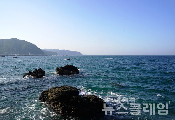 호미반도해안둘레길 영일만 구간은 남쪽으로 향하는 길이어서 저녁 때는 지는 해를 바라볼 수 있는 곳이다. 바다로 향해 돌출된 해안이 겹겹이 펼쳐지며 걸음마다 그 앞이 궁금해지는 길이다. 사진=오근식 객원위