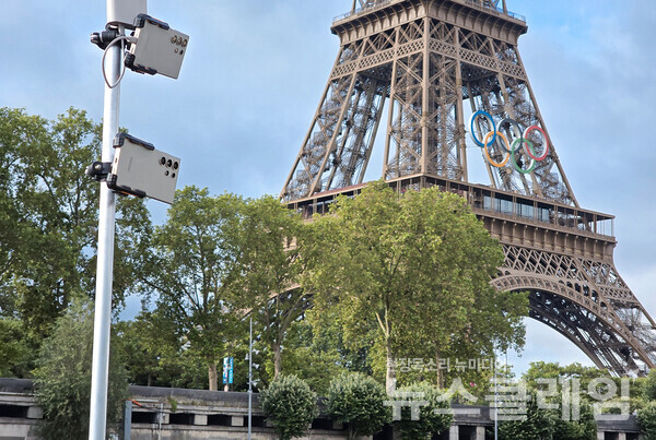 현지시간 17일 2024 파리 올림픽 개막식이 열릴 예정인 파리 센강(Seine River)의 보트에‘갤럭시 S24 울트라’가 설치된 모습. 삼성전자 제공