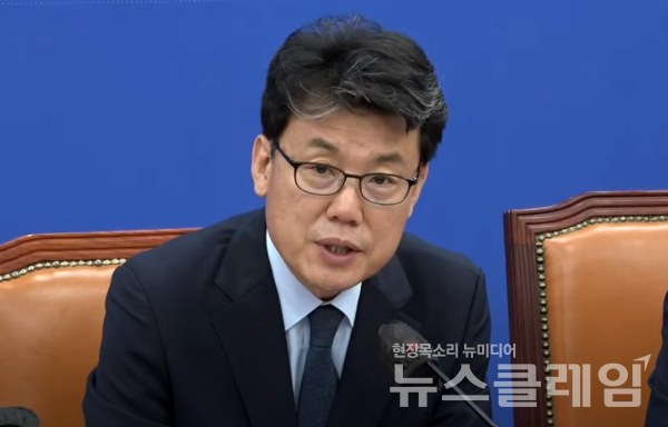 더불어민주당 진성준 정책위의장이 18일 오전 서울 여의도 국회에서 열린 원내대책회의에서 발언하고 있다. 사진=더불어민주당