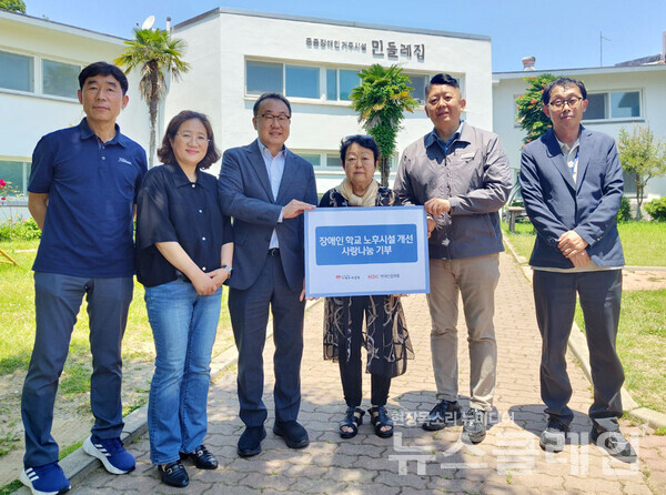 HDC현대산업개발은 18일 경남 거제시에 있는 중증장애시설 애광원의 노후 환경 개선을 위한 후원금을 전달했다. (사진 왼쪽에서 세 번째부터 차례로)신왕섭 HDC현대산업개발 실장, 송우정 애광원 대표, 황기익 HDC현대산업개발 김해도시계획도로 현장소장. HDC현대산업개발 제공