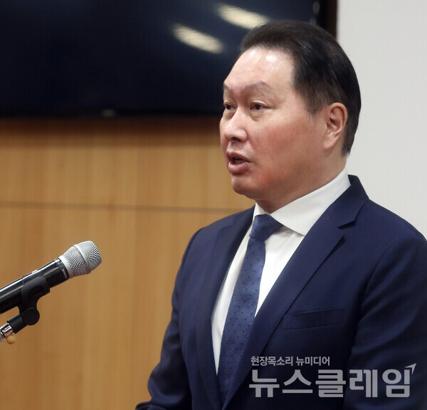 최태원 SK그룹 회장이 지난 17일 서울 종로구 SK서린빌딩에서 최근 재판 현안과 관련해 입장을 밝히고 있다. SK 제공