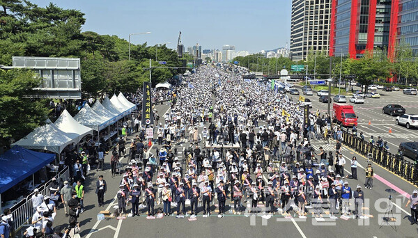 18일 오후 서울 여의도 공원에서 열린 '의료농단 저지 전국의사 총궐기대회'. 사진=대한의사협회
