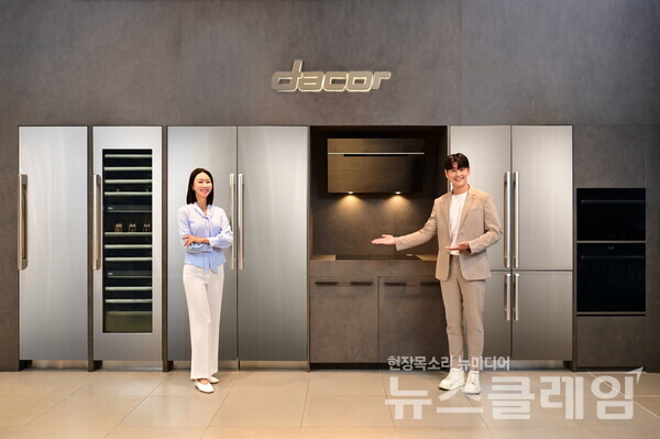 삼성전자 모델이 삼성스토어 신세계 강남점에서 럭셔리 빌트인 가전 브랜드 '데이코(Dacor)' 제품을 소개하고 있다. 삼성전자 제공