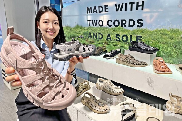 갤러리아백화점(대표 김영훈)이 서울 명품관에서 다가오는 여름을 맞아 미국 아웃도어 신발 브랜드 ‘킨(KEEN)’ 샌들 팝업스토어를 선보인다. 갤러리아백화점 제공