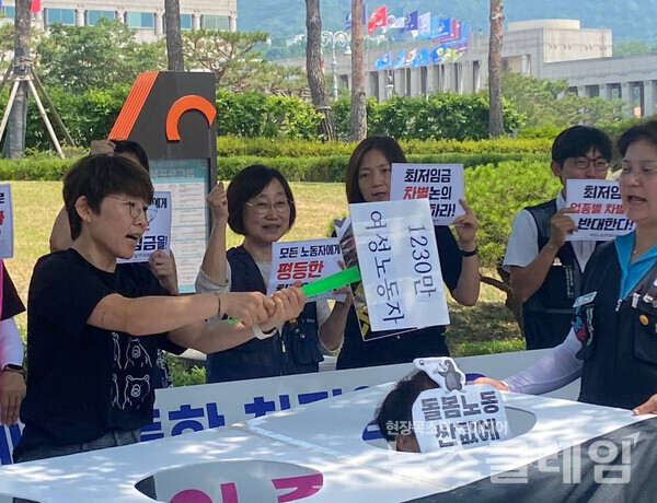 20일 오전 서울 용산 대통령 집무실 앞에서 개최된 '최저임금 차등적용 반대 여성노동연대회의 기자회견'. 사진=한국여성노동자회