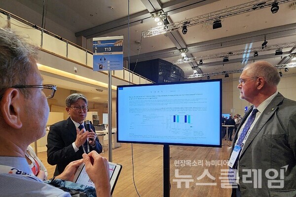 독일 베를린에서 열린 유럽고혈압학회(ESH)에 참석한 동국의대 심장내과 이무용 교수(왼쪽에서 둘째)가 1일(현지시각) 한미약품의 저용량 고혈압 3제 복합제 임상 연구 내용이 담긴 포스터를 토대로 참석자들에게 설명하고 있다. 한미약품 제공