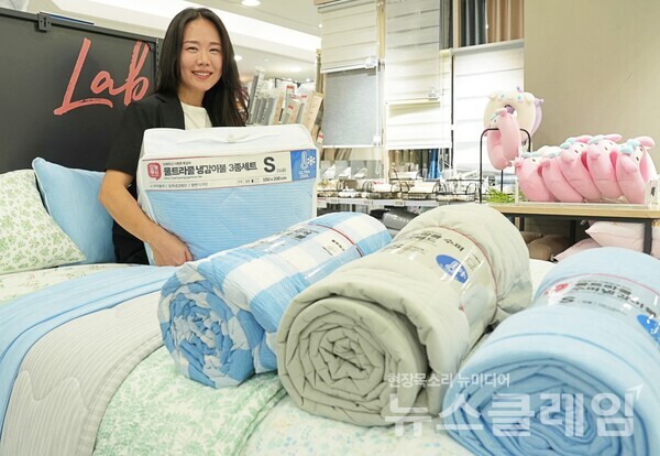 롯데마트 제타플렉스 잠실점 침구매장에서 냉감 이불을 홍보하고 있는 신소영 베드n배스팀 상품기획자. 롯데쇼핑 제공