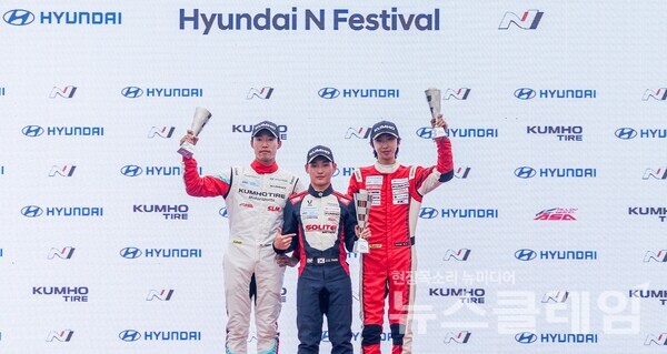 (가운데)쏠라이트 인디고 레이싱팀의 박준의 선수가 포디엄을 달성하며 포즈를 취하고 있다. 금호타이어 제공
