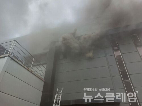 26일 오전 경기 화성시 서신면의 일차전지 제조공장인 ‘아리셀’에서 대형 화재가 발생했다. 사진=경기도소방재난본부