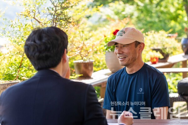 경기도 의왕시에서 오리숯불구이 전문점을 이용하는 조병진 사장님이 우아한 노무해결사 상담을 받고 있다. 우아한형제들 제공