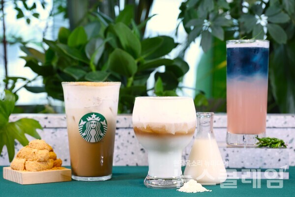 스타벅스 코리아(대표이사 손정현)는 지난달 30일 선보인 스페셜 스토어 전용 특화 음료가 전통을 현대에 맞게 재해석한 트렌디한 음료로 젊은 세대의 주목을 받고 있다고 25일 밝혔다. 스타벅스 코리아 제공