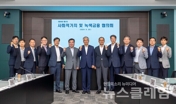 이석준 농협금융지주 회장(왼쪽에서 일곱 번째)과 지주 및 계열사 ESG담당 임직원들이 기념촬영을 하고 있다. 농협금융 제공