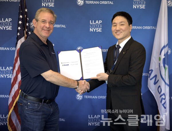 한화시스템 사내벤처 플렉셀 스페이스(Flexell Space)와 미국 위성 제조 기업 테란 오비탈(Terran Orbital)이 지난 25일(미국 현지시각) ‘태양전지 공급 및 해외 사업 협력’ 업무협약(MOU)을 체결했다. (사진 왼쪽부터)마크 벨(Marc Bell) 테란 오비탈 공동창립자 겸 회장, 안태훈 한화시스템 전문연구원 겸 플렉셀 스페이스 대표. 한화시스템 제공