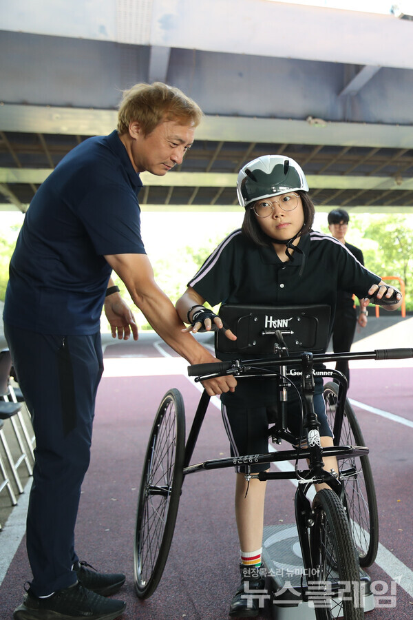 장애인 재활 체육 사회적 기업 ‘좋은운동장’과 함께 뇌병변 장애인의 프레임러닝 훈련을 진행하고 있다. LG전자 제공