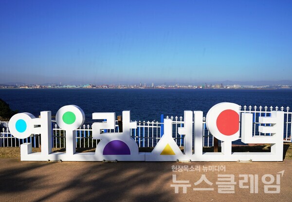 연오랑세오녀테마공원은 신라시대에 있었다는 전설에 기초해 다양한 볼거리를 마련해 두었지만, 바다 건너에 어렴풋하게 보이는 포항시 모습이 단연 최고의 볼거리다. 사진=오근식 객원위원