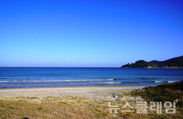 도구해수욕장 초입에 서니 지나온 연오랑세오녀테마공원과 그 너머의 영일만 입구가 내다 보인다. 사진=오근식 객원위원