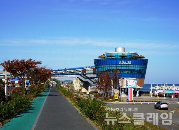형산강을 건너 바다를 향해 걷는 강둑 길에서 정면에 보이는 건물이 포항운하에 관한 이야기를 들려주는 포항운하관이다. 사진=오근식 객원위원
