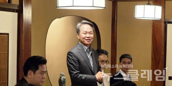 진옥동 신한금융그룹 회장이 지난 27일 애널리스트들과의 만찬 행사에 방문해 감사 인사를 전하고 있다. 신한금융그룹 제공