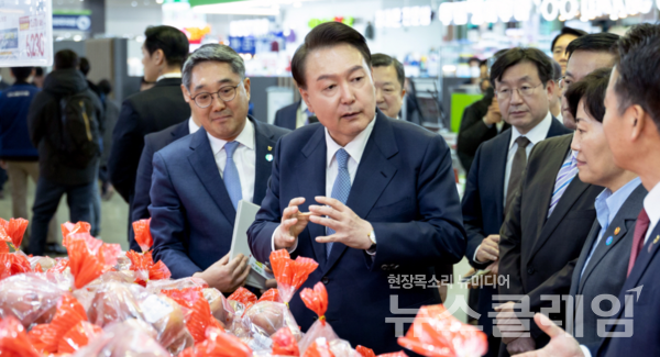 윤석열 대통령이 지난 18일 서울 서초구 농협 하나로마트 양재점 과일 매장에서 농림축산식품부 할인 지원 사과를 살피며 과일 물가를 점검하고 있다. 사진=대통령실. 뉴스클레임 DB