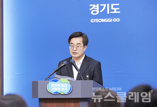 김동연 경기도지사가 3일 오전 광교 청사 브리핑룸에서 화성 화재참사 관련 지원 대책을 발표하고 있다. 사진=경기도