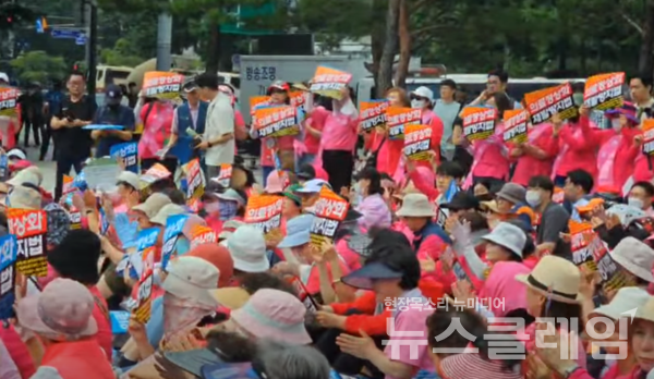 4일 오전 서울 종로구 보신각 앞에서 열린 '의사 집단휴진 철회 및 재발방지법 제정 환자촉구대회'. 사진=김동길 기자