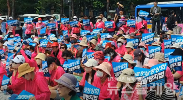 4일 오전 서울 종로구 보신각 앞에서 열린 '의사 집단휴진 철회 및 재발방지법 제정 환자촉구대회'. 사진=김동길 기자